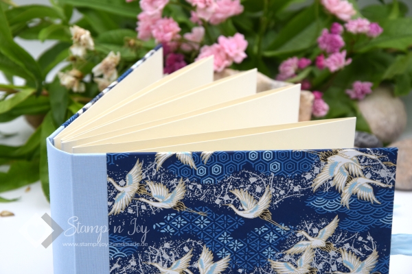 Leporello Album ca. 19,0x12,5x3,0 cm mit Verschlussschleife | Einband Japanpapier Chiyogami Kraniche | blau hellblau | Art. Nr. 97210501